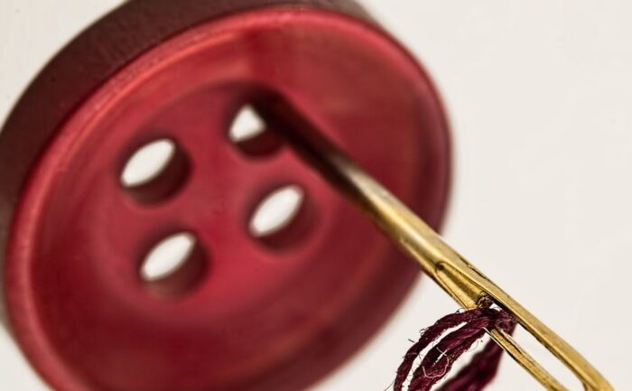 apprenez à ajuster les points de broderie sur les tissus épais pour obtenir des finitions parfaites et durables.