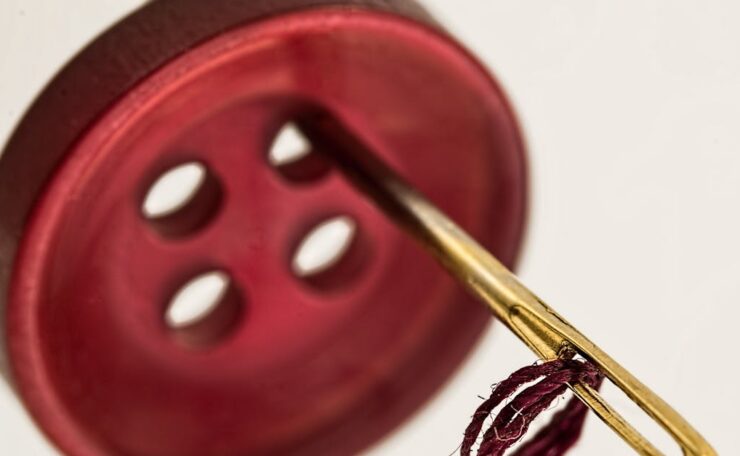 apprenez à ajuster les points de broderie sur les tissus épais pour obtenir des finitions parfaites et durables.