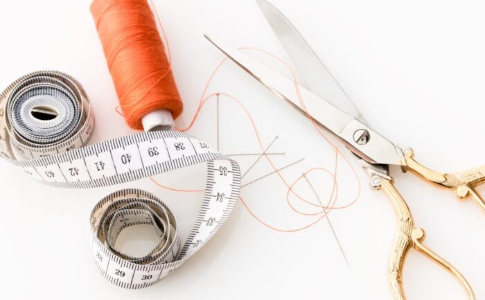 découvrez l'art délicat de la broderie, alliant créativité et savoir-faire pour embellir vos textiles avec élégance.