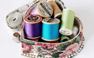 découvrez l'art de la broderie, une technique traditionnelle pour embellir tissus et textiles avec créativité et précision.