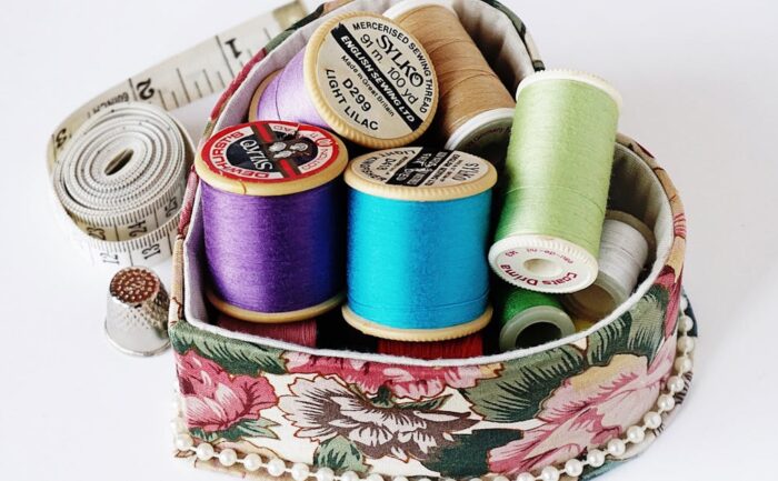 découvrez l'art de la broderie, une technique traditionnelle pour embellir tissus et textiles avec créativité et précision.