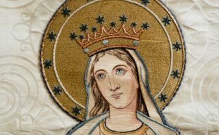 découvrez comment prévenir et réparer la décoloration des broderies pour préserver la beauté et la durabilité de vos textiles brodés.