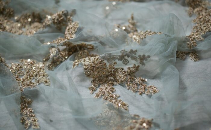 découvrez comment prévenir et corriger le fripage en broderie pour des créations nettes et professionnelles.