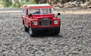 découvrez l'art délicat de la broderie miniature, une technique raffinée pour créer des œuvres d'une finesse exceptionnelle.