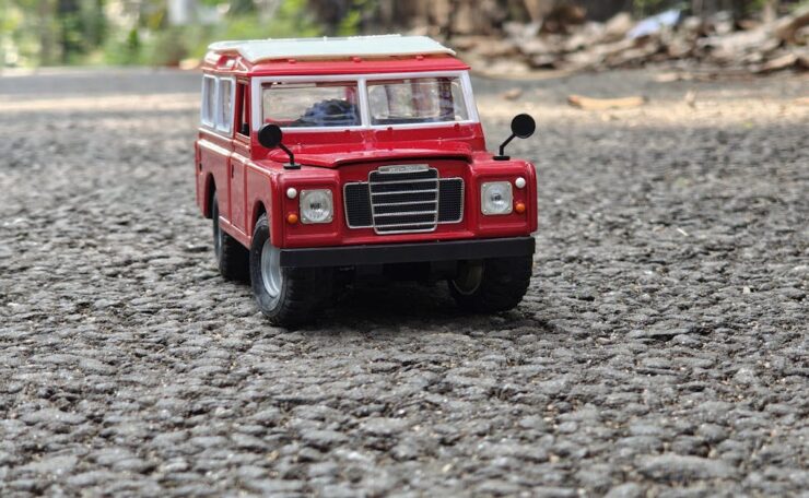 découvrez l'art délicat de la broderie miniature, une technique raffinée pour créer des œuvres d'une finesse exceptionnelle.