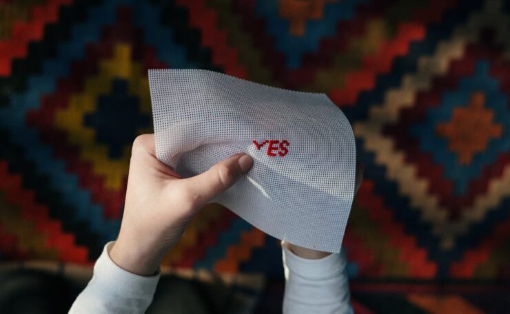 découvrez l'art délicat de la broderie au point de chaînette, une technique traditionnelle qui apporte texture et élégance à vos créations textiles.