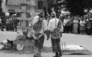 découvrez nos techniques et conseils pour la préservation de la broderie, afin de conserver la beauté et la qualité de vos ouvrages brodés au fil du temps.