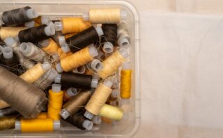 Pourquoi les fils vrillent-ils en broderie et comment y remédier