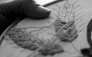 Comment corriger une broderie multicolore mal équilibrée pour un rendu parfait