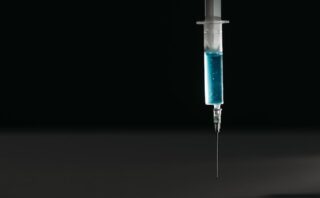 découvrez comment choisir l'aiguille idéale pour vos projets de couture avec nos conseils experts sur la sélection de l'aiguille adaptée à chaque tissu et technique.