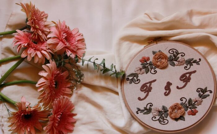 découvrez la broderie au point de tige, une technique classique pour des motifs élégants et précis, idéale pour embellir vos créations textiles avec finesse.