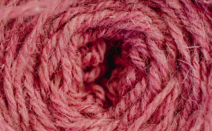 découvrez la technique du tressage de fils, une méthode artisanale pour créer des motifs originaux et résistants avec des fils entrelacés.