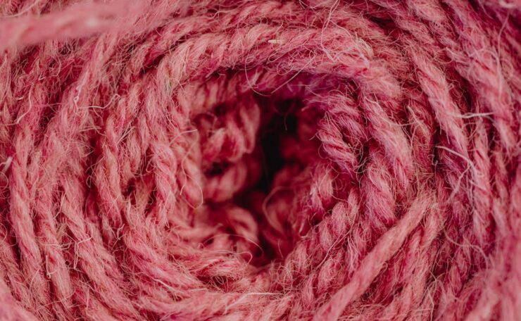 découvrez la technique du tressage de fils, une méthode artisanale pour créer des motifs originaux et résistants avec des fils entrelacés.