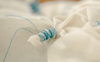 découvrez les techniques anciennes de broderie sur tissu, un art traditionnel riche en histoire et en savoir-faire artisanal.