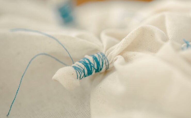 découvrez les techniques anciennes de broderie sur tissu, un art traditionnel riche en histoire et en savoir-faire artisanal.