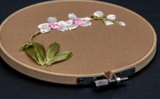 découvrez l'art de la broderie : techniques, inspirations et astuces pour embellir vos créations textiles avec des fils colorés.