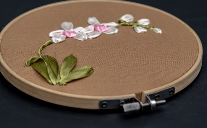 découvrez l'art de la broderie : techniques, inspirations et astuces pour embellir vos créations textiles avec des fils colorés.