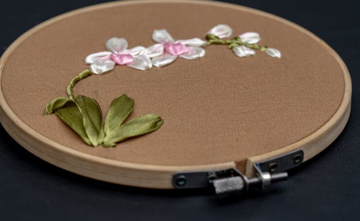 découvrez l'art de la broderie : techniques, inspirations et astuces pour embellir vos créations textiles avec des fils colorés.