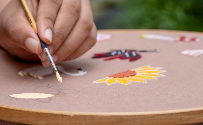 découvrez l'art de la broderie, une technique raffinée pour embellir vos textiles avec créativité et précision.