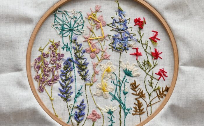 découvrez l'art de la broderie, une technique traditionnelle qui embellit tissus et vêtements avec finesse et créativité.