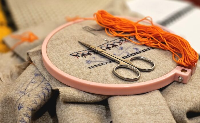 découvrez l'art de la broderie, une technique raffinée pour embellir tissus et vêtements avec des motifs uniques et créatifs.