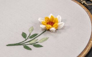 découvrez l'art de la broderie : techniques, inspirations et conseils pour créer des motifs uniques et personnalisés.