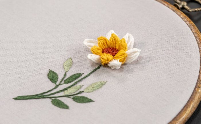 découvrez l'art de la broderie : techniques, inspirations et conseils pour créer des motifs uniques et personnalisés.