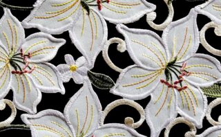 découvrez l'art de la broderie, une technique élégante pour personnaliser textiles et accessoires avec finesse et créativité.