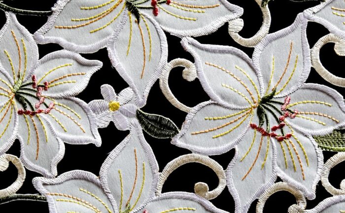 découvrez l'art de la broderie, une technique élégante pour personnaliser textiles et accessoires avec finesse et créativité.