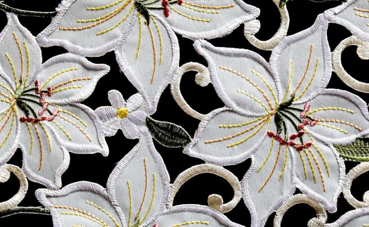 découvrez l'art de la broderie, une technique élégante pour personnaliser textiles et accessoires avec finesse et créativité.