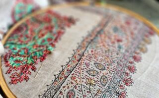 conseils et astuces pour l'entretien et la conservation de vos broderies afin de préserver leurs couleurs et leur finesse.