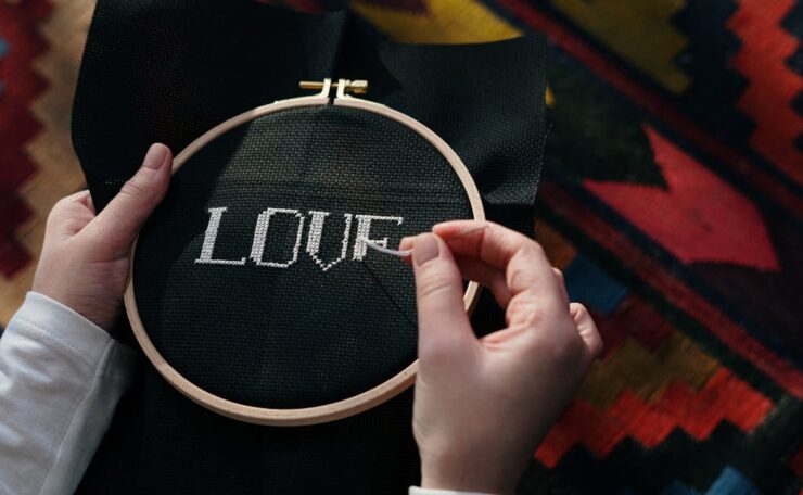 découvrez nos conseils et techniques pour maîtriser la direction de la broderie et sublimer vos créations textiles.