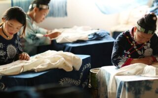 découvrez nos techniques et conseils pour la préservation et l'entretien de vos broderies, afin de conserver leur beauté et leur qualité au fil du temps.