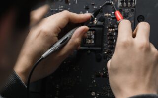 Broderie et renfort avant réparation : les techniques essentielles pour garantir la durabilité