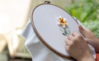 Comment maîtriser la broderie avec la répétition ciblée d’un point pour un rendu parfait