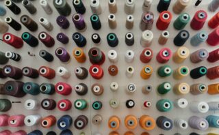 Broderie sur couture existante : comment sublimer vos vêtements facilement