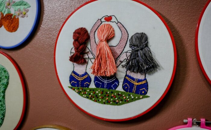 découvrez l'art de la broderie expressive, où chaque point raconte une histoire unique et pleine d'émotion.