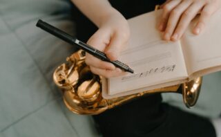 découvrez l'art de la broderie improvisée, une technique créative et spontanée pour personnaliser vos textiles avec originalité et style.