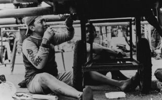 découvrez l'art de la broderie de réparation visible, une technique créative et durable pour embellir et prolonger la vie de vos vêtements.