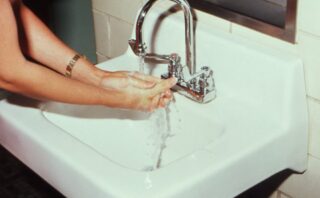 découvrez notre collection de broderies effet délavé, alliant style vintage et élégance intemporelle pour sublimer vos vêtements.