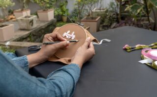 Comment un regard extérieur peut enrichir votre pratique de la broderie