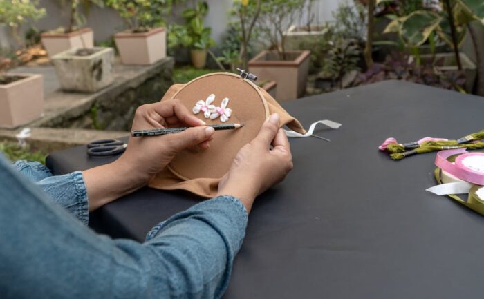 découvrez l'art de la broderie : techniques, idées créatives et inspirations pour embellir vos textiles avec élégance et originalité.