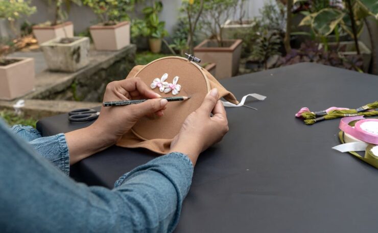 découvrez l'art de la broderie : techniques, idées créatives et inspirations pour embellir vos textiles avec élégance et originalité.